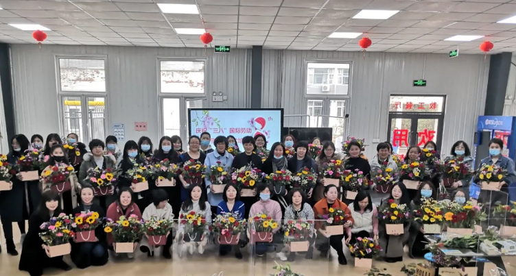 魅力女性 如花绽放 --学校工会举办庆祝“三八”国际妇女节插花艺术培训活动(图1)