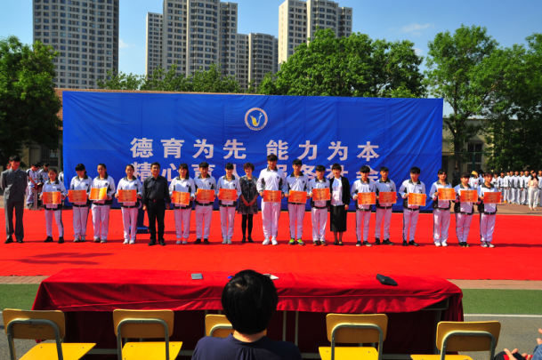 学校团委表彰2015年度天津市经济贸易学校共青团组织先进集体和个人(图1)