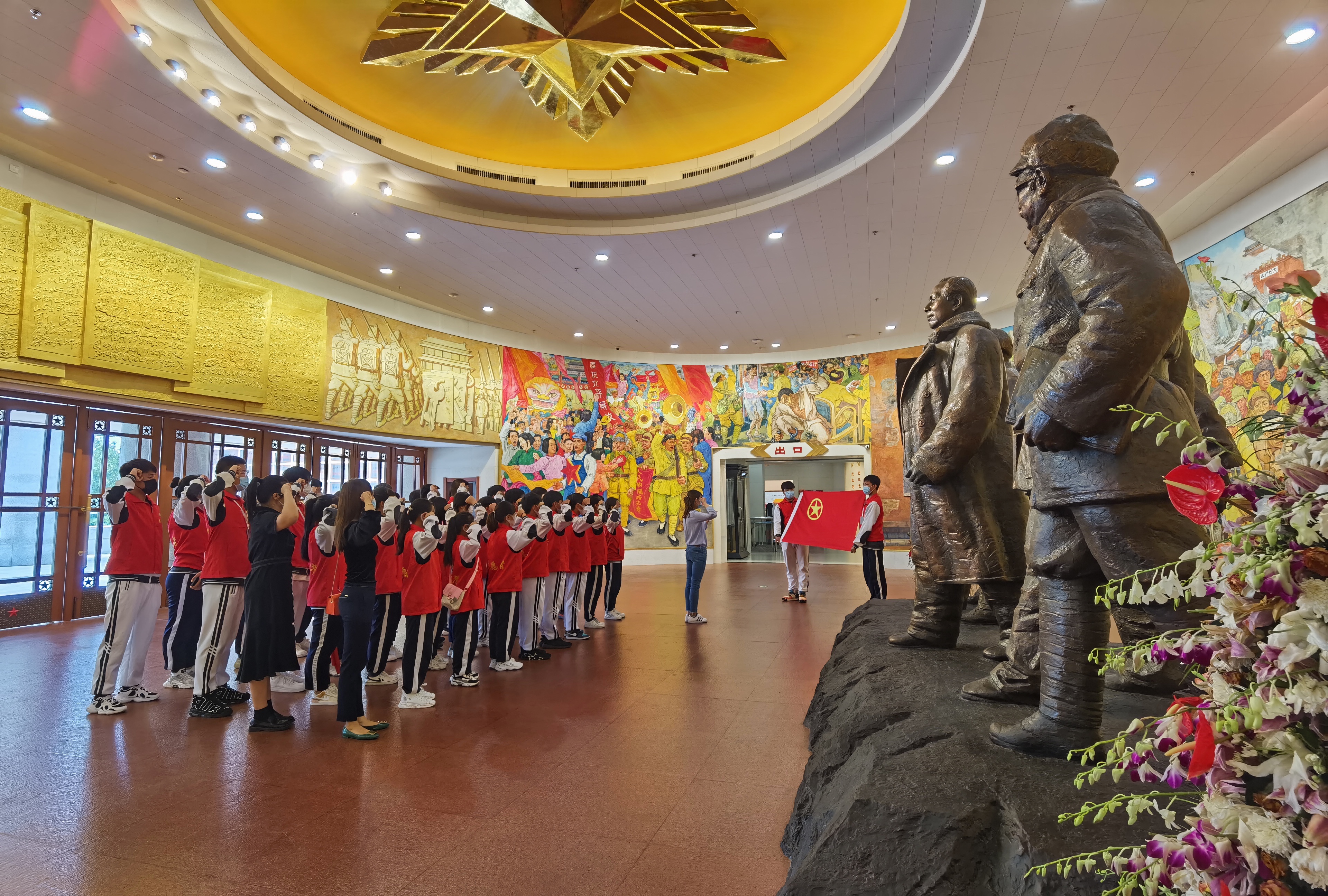 学校开展“请党放心，强国有我” 暨迎庆新中国成立72周年主题团日活动(图2)