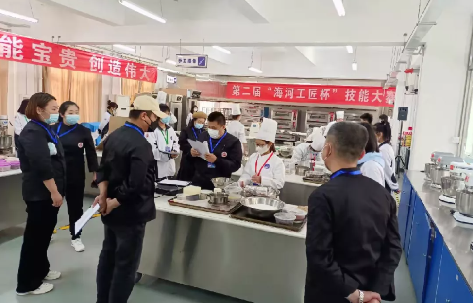 祝贺第二届“海河工匠杯”技能大赛糖艺/西点制作赛项在我校成功举办(图2)