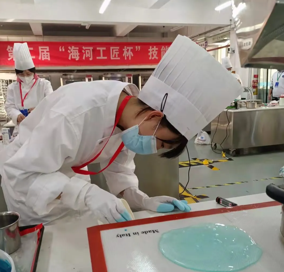 祝贺第二届“海河工匠杯”技能大赛糖艺/西点制作赛项在我校成功举办(图3)