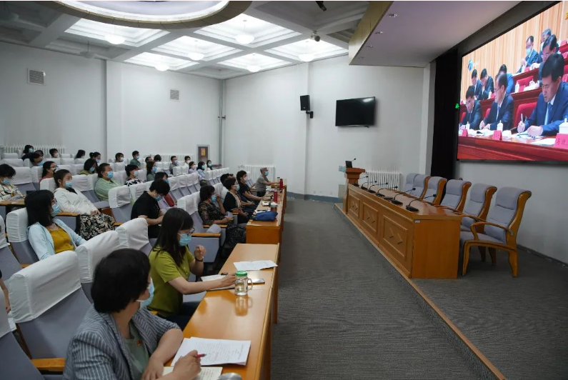 学校组织观看天津市第十二次党代会开幕式(图2)