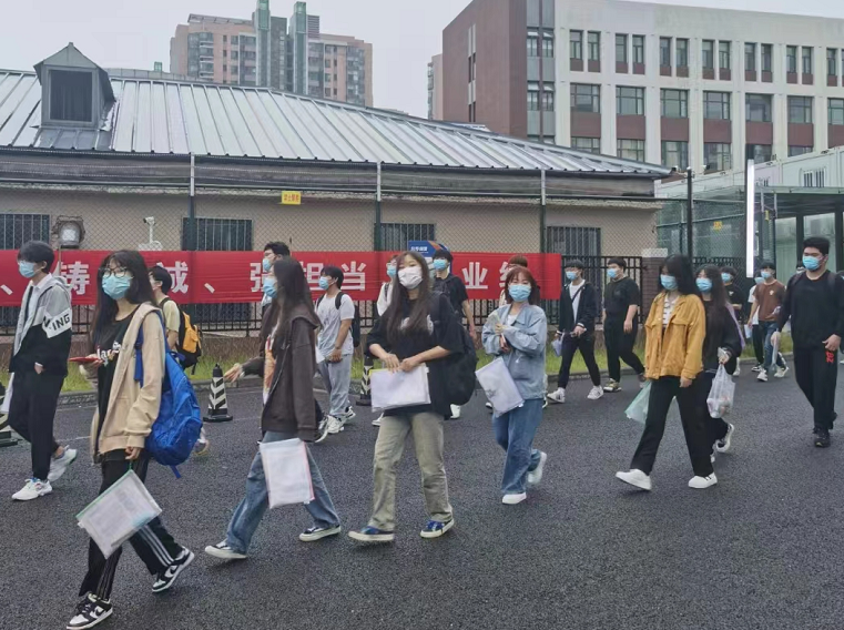奋楫笃行 护航梦想——我校圆满完成2022年春季高考送考工作(图1)