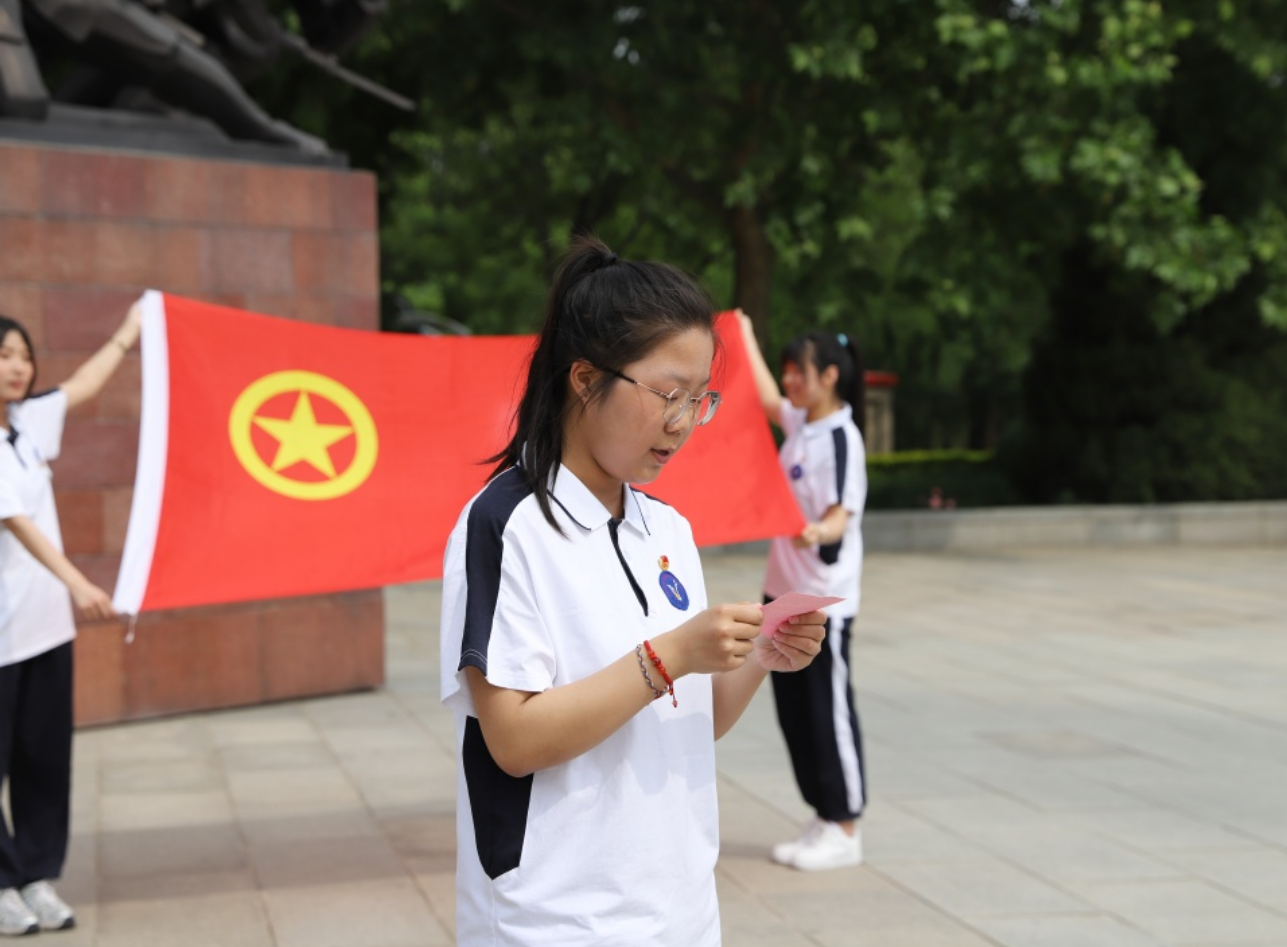 【学思想 强党性 重实践 建新功】学校团委开展“学习二十大、永远跟党走、奋进新征程”新团员入团仪式(图1)