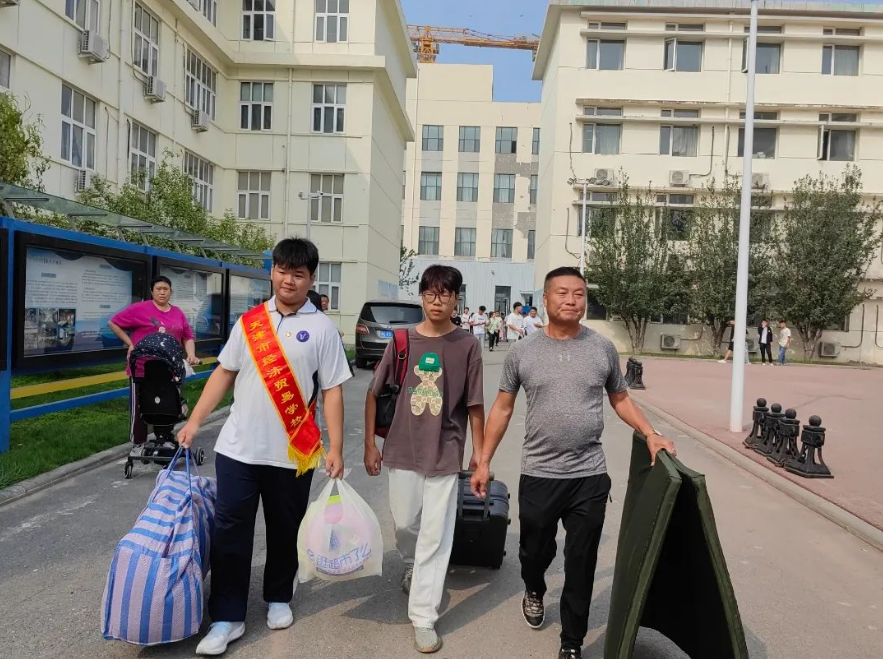 启梦职教 不负韶华——经贸学校喜迎2023级新生入学报到(图2)