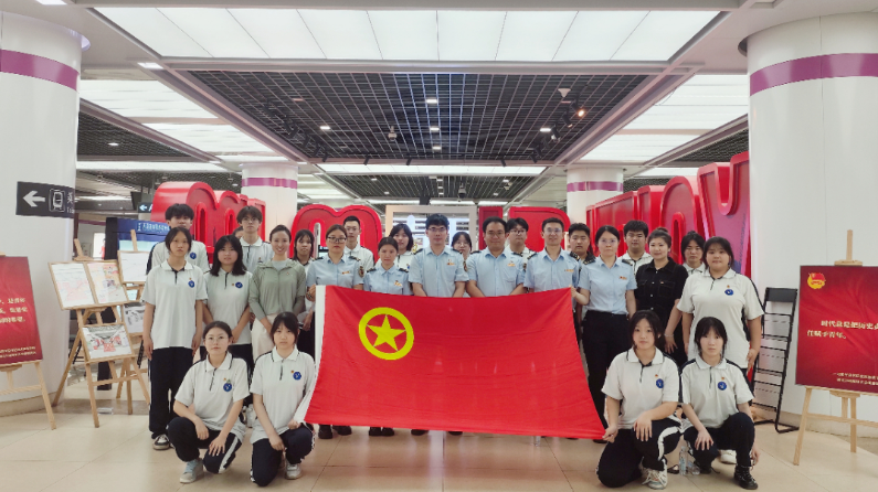 学校团委举办“拥护党的领导——跟党奋进新征程”2024年示范性入团仪式