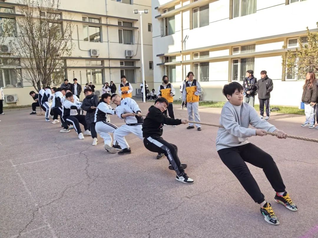 “拔”出精彩 “河”力共赢——学校数字传媒系与智能技术应用系联合举办拔河比赛(图1)