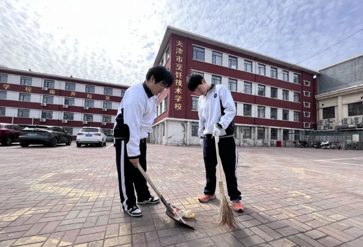 弘扬雷锋精神 青春志愿同行——学校开展“3·5学雷锋纪念日”主题系列活动(图2)