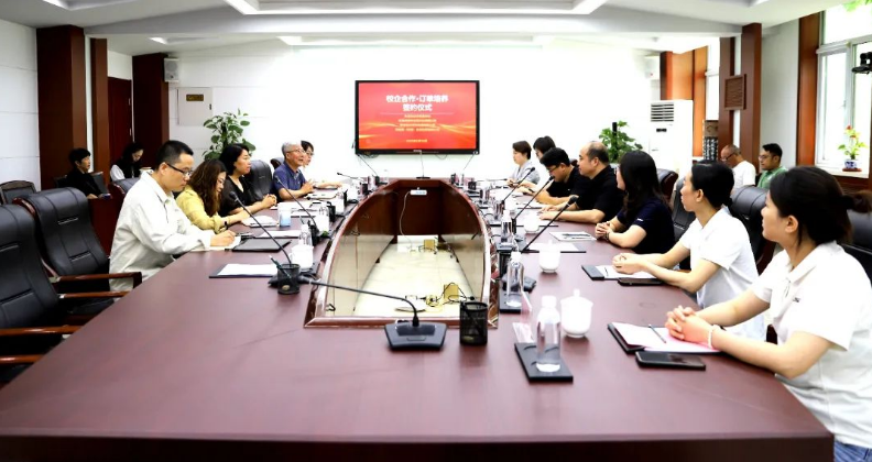 学校与天津海尔洗涤电器有限公司 好利来(天津)食品科技有限公司 天津鸿宝祥食品有限公司签订校企合作 订单培养战略框架协议(图1)