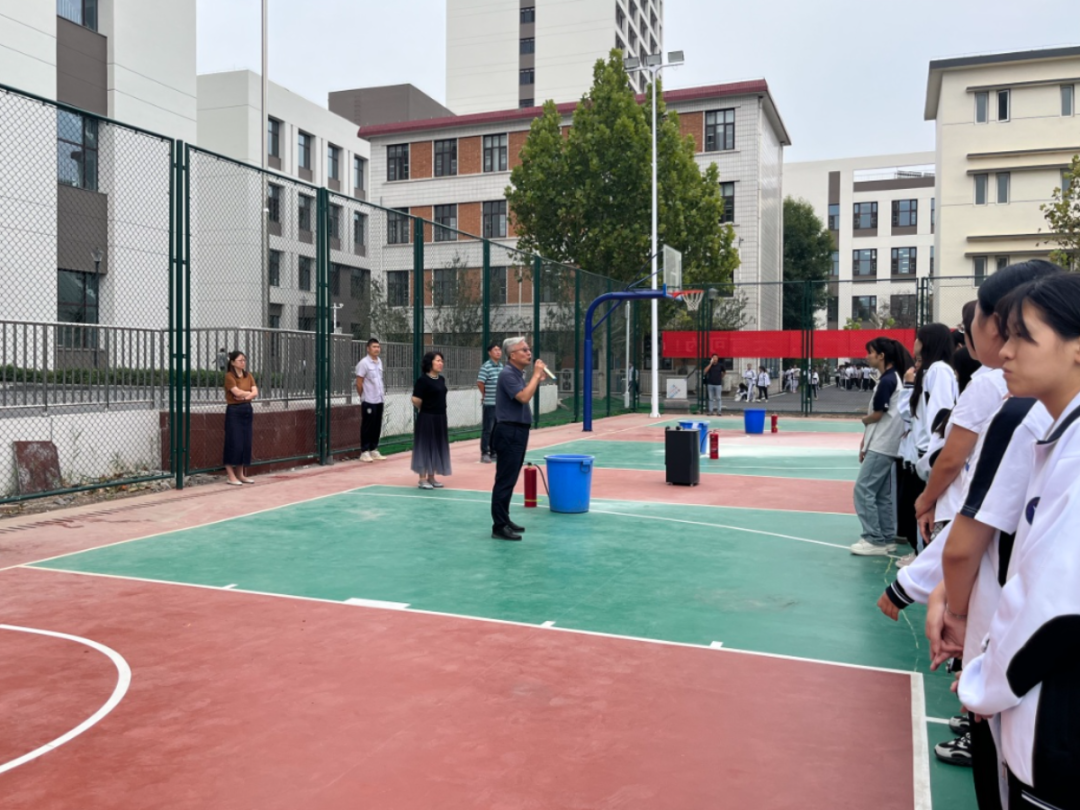 学校组织开展火灾应急逃生疏散演练(图1) 学校组织开展火灾应急逃生疏散演练(图1)