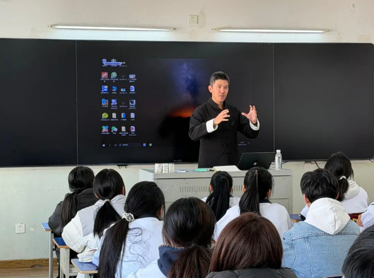 学校2025级校企订单班企业导师第一堂课顺利开讲(图1) 学校2025级校企订单班企业导师第一堂课顺利开讲(图1)