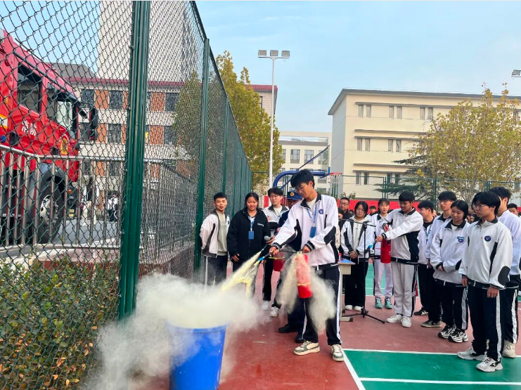 筑牢防火墙 共守安全线——学校组织开展“119”消防日主题演练活动(图1)